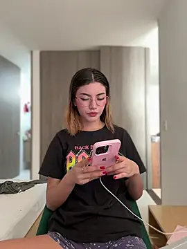 Snapshot of Your_Honeey chatting on 01-18-25, 10:06 Your Honeey online show from 01-18-25, 10:06