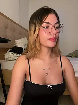 Snapshot of Your_Honeey chatting on 02-04-25, 06:04 Your Honeey online show from 02-04-25, 06:04