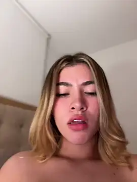 Snapshot of Your_Honeey chatting on 02-15-25, 06:12 Your Honeey online show from 02-15-25, 06:12