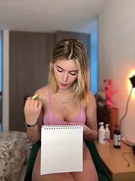 Snapshot of Your_Honeey chatting on 02-18-25, 09:20 Your Honeey online show from 02-18-25, 09:20