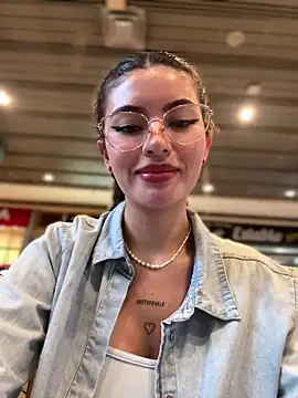 Snapshot of Your_Honeey chatting on 09-12-25, 07:58 Your Honeey online show from 09-12-25, 07:58