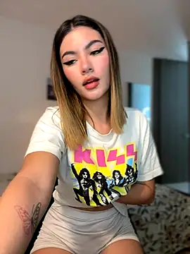 Snapshot of Your_Honeey chatting on 09-22-25, 02:02 Your Honeey online show from 09-22-25, 02:02