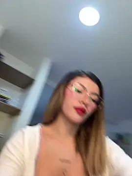 Snapshot of Your_Honeey chatting on 10-13-25, 09:15 Your Honeey online show from 10-13-25, 09:15