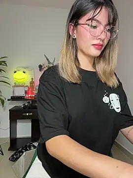 Snapshot of Your_Honeey chatting on 11-14-25, 11:35 Your Honeey online show from 11-14-25, 11:35