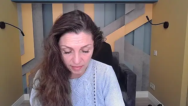 Snapshot of EllaLong chatting on 10-22-25, 11:32 EllaLong online show from 10-22-25, 11:32