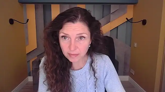 Snapshot of EllaLong chatting on 05-14-26, 11:28 EllaLong online show from 05-14-26, 11:28