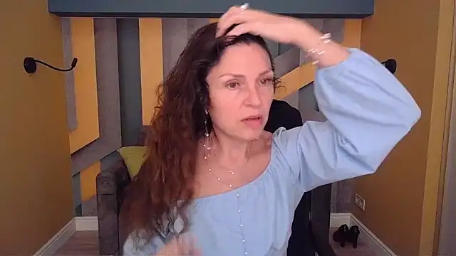 Snapshot of EllaLong chatting on 05-27-26, 11:29 EllaLong online show from 05-27-26, 11:29
