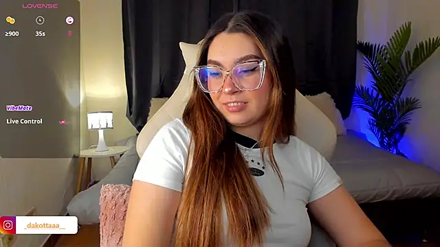 Snapshot of dakottaa_ chatting on 10-23-25, 11:35 dakottaa  online show from 10-23-25, 11:35