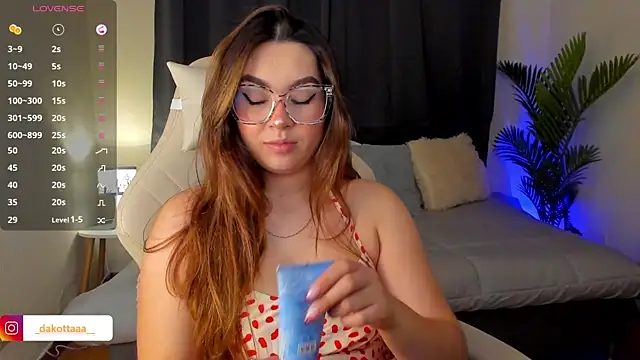 Snapshot of dakottaa_ chatting on 10-25-25, 11:21 dakottaa  online show from 10-25-25, 11:21
