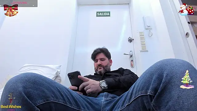 Snapshot of Maxi_TheBigDaddy chatting on 12-27-24, 06:31 Maxi TheBigDaddy online show from 12-27-24, 06:31