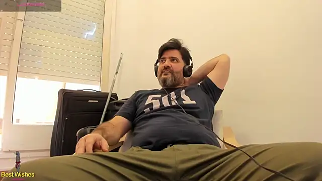 Snapshot of Maxi_TheBigDaddy chatting on 01-25-25, 02:47 Maxi TheBigDaddy online show from 01-25-25, 02:47