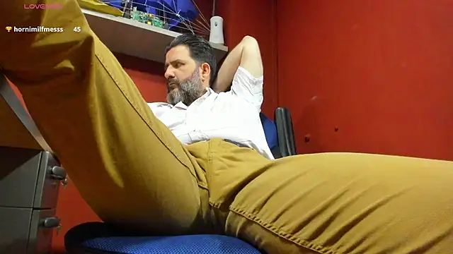 Snapshot of Maxi_TheBigDaddy chatting on 02-25-25, 03:27 Maxi TheBigDaddy online show from 02-25-25, 03:27