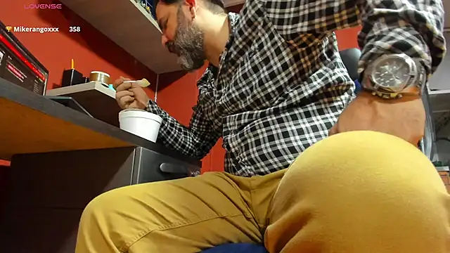 Snapshot of Maxi_TheBigDaddy chatting on 02-26-25, 06:32 Maxi TheBigDaddy online show from 02-26-25, 06:32