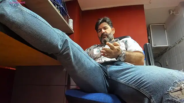 Snapshot of Maxi_TheBigDaddy chatting on 02-27-25, 04:21 Maxi TheBigDaddy online show from 02-27-25, 04:21