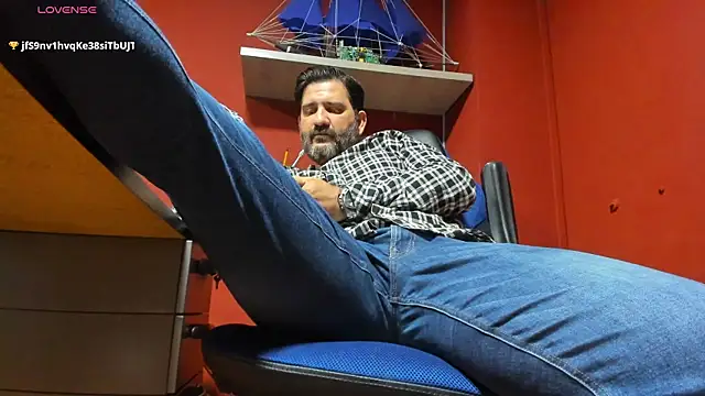 Snapshot of Maxi_TheBigDaddy chatting on 03-18-25, 03:10 Maxi TheBigDaddy online show from 03-18-25, 03:10