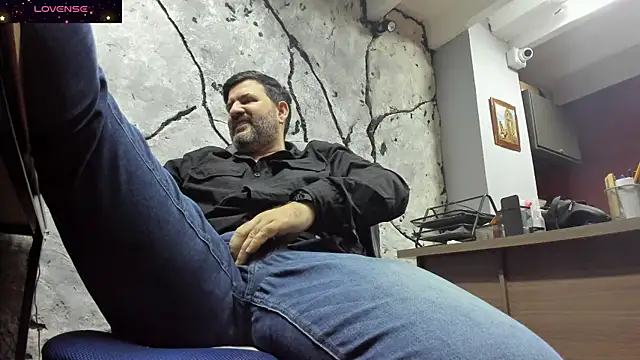 Snapshot of Maxi_TheBigDaddy chatting on 09-18-25, 03:25 Maxi TheBigDaddy online show from 09-18-25, 03:25