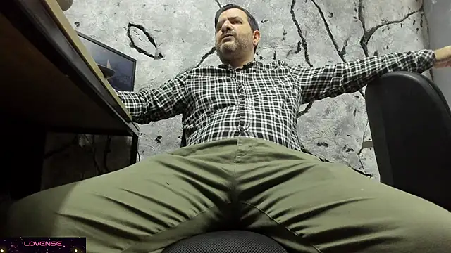 Snapshot of Maxi_TheBigDaddy chatting on 09-24-25, 10:29 Maxi TheBigDaddy online show from 09-24-25, 10:29