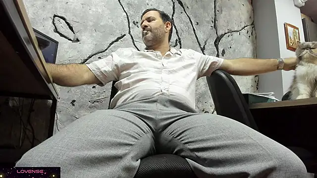 Snapshot of Maxi_TheBigDaddy chatting on 09-25-25, 10:19 Maxi TheBigDaddy online show from 09-25-25, 10:19