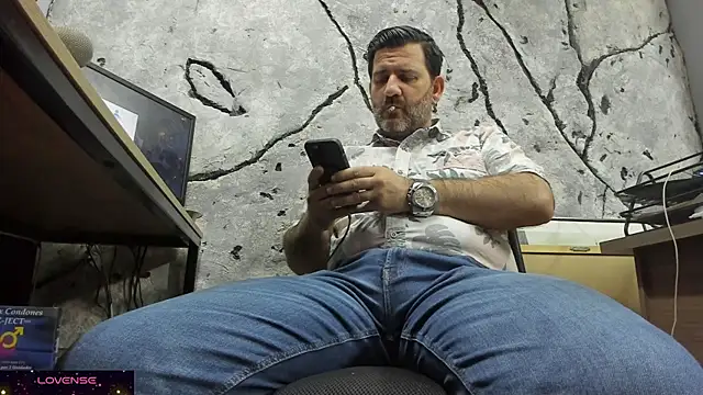 Snapshot of Maxi_TheBigDaddy chatting on 10-01-25, 09:10 Maxi TheBigDaddy online show from 10-01-25, 09:10