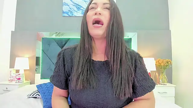 Snapshot of Lauralove_69 chatting on 10-20-25, 08:09 Lauralove 69 online show from 10-20-25, 08:09