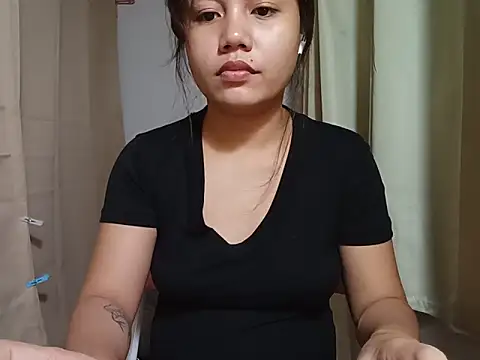 Snapshot of sweet_goldenAngel chatting on 05-16-26, 05:34 sweet goldenAngel online show from 05-16-26, 05:34
