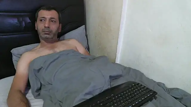 Snapshot of Rator_2 chatting on 10-15-25, 12:11 Rator 2 online show from 10-15-25, 12:11