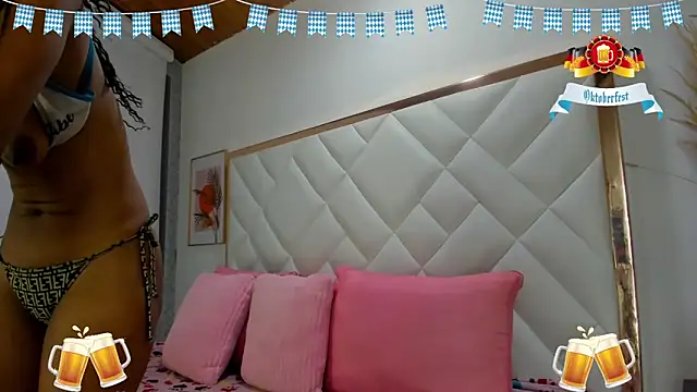 Snapshot of EmiliBonnie chatting on 09-25-25, 12:03 EmiliBonnie online show from 09-25-25, 12:03