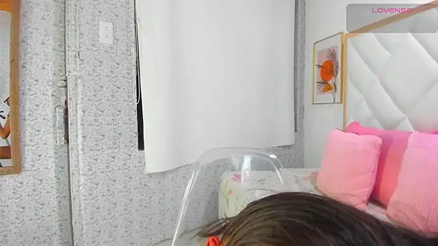 Snapshot of EmiliBonnie chatting on 10-17-25, 12:01 EmiliBonnie online show from 10-17-25, 12:01