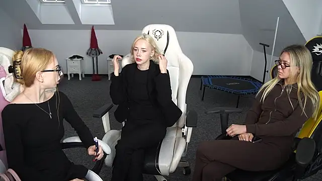 Amelia Blaze online show from 10-16-25, 10:38