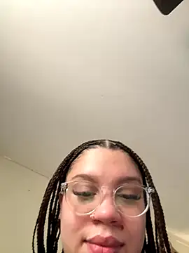 Snapshot of QueenNuttCollector chatting on 11-18-25, 05:28 QueenNuttCollector online show from 11-18-25, 05:28