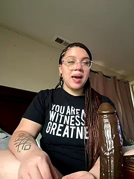 Snapshot of QueenNuttCollector chatting on 11-25-25, 06:19 QueenNuttCollector online show from 11-25-25, 06:19