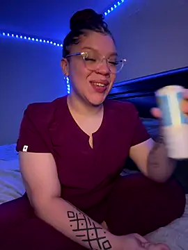 QueenNuttCollector online show from 12-20-25, 02:40