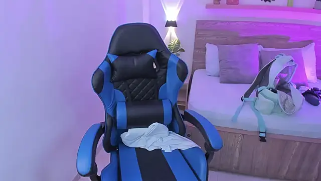 Snapshot of izaro22 chatting on 09-15-25, 01:11 izaro22 online show from 09-15-25, 01:11