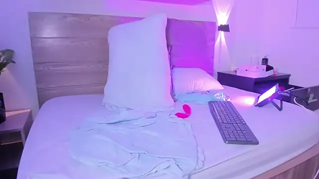 Snapshot of izaro22 chatting on 10-25-25, 04:13 izaro22 online show from 10-25-25, 04:13