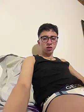 Snapshot of CamiRojas_boy chatting on 05-09-26, 03:45 CamiRojas boy online show from 05-09-26, 03:45
