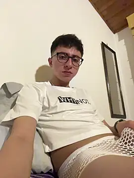 Snapshot of CamiRojas_boy chatting on 05-10-26, 03:23 CamiRojas boy online show from 05-10-26, 03:23
