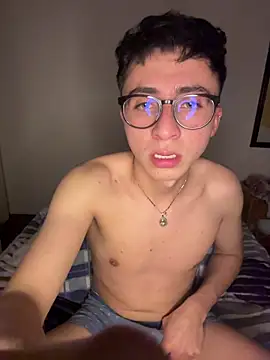 Snapshot of CamiRojas_boy chatting on 05-13-26, 03:26 CamiRojas boy online show from 05-13-26, 03:26