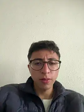 Snapshot of CamiRojas_boy chatting on 05-20-26, 06:03 CamiRojas boy online show from 05-20-26, 06:03