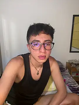 Snapshot of CamiRojas_boy chatting on 05-23-26, 04:07 CamiRojas boy online show from 05-23-26, 04:07