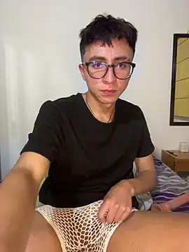 Snapshot of CamiRojas_boy chatting on 06-10-26, 03:50 CamiRojas boy online show from 06-10-26, 03:50
