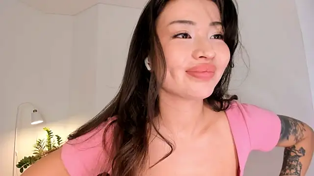 Snapshot of kawaii_mia chatting on 10-10-25, 03:44 kawaii mia online show from 10-10-25, 03:44