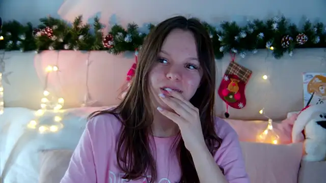 Snapshot of ElisabethDavis chatting on 01-12-25, 12:18 ElisabethDavis online show from 01-12-25, 12:18