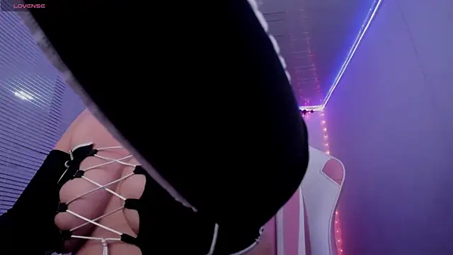 Snapshot of lucykinky22 chatting on 02-13-25, 08:45 lucykinky22 online show from 02-13-25, 08:45