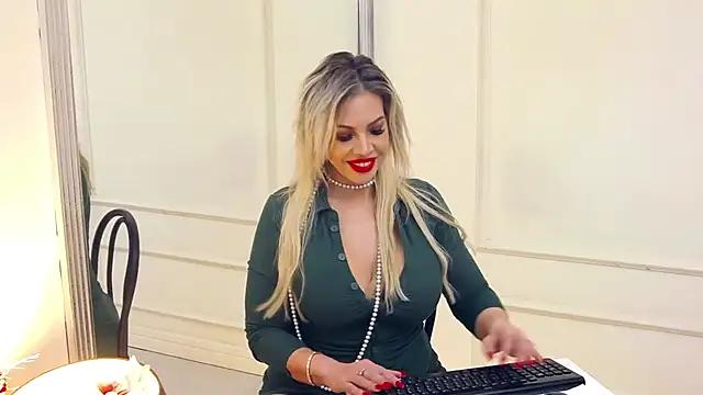 Snapshot of SashaAllford chatting on 12-29-24, 03:44 SashaAllford online show from 12-29-24, 03:44