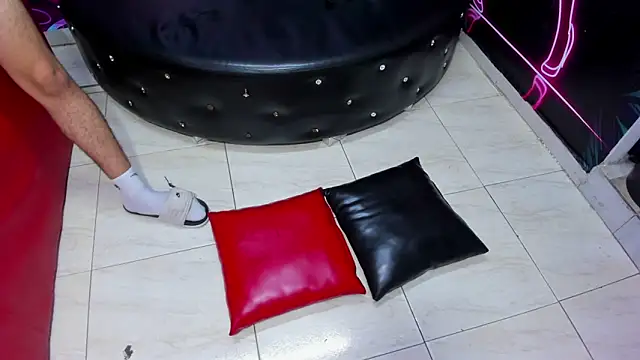 hot-threesome online show from 04-28-26, 02:27