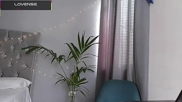 Snapshot of mini_kunis chatting on 12-13-25, 07:53 mini kunis online show from 12-13-25, 07:53