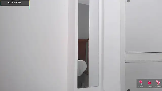 Snapshot of mini_kunis chatting on 12-18-25, 07:42 mini kunis online show from 12-18-25, 07:42