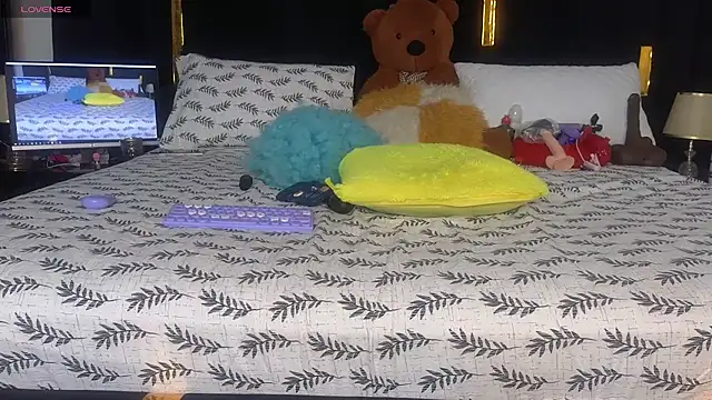 Snapshot of Sexy_sharntel chatting on 10-15-25, 11:43 Sexy sharntel online show from 10-15-25, 11:43