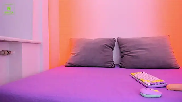 Snapshot of ErikaLust chatting on 01-21-25, 04:10 ErikaLust online show from 01-21-25, 04:10