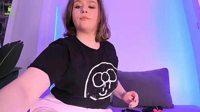 Snapshot of ErikaLust chatting on 10-22-25, 04:13 ErikaLust online show from 10-22-25, 04:13